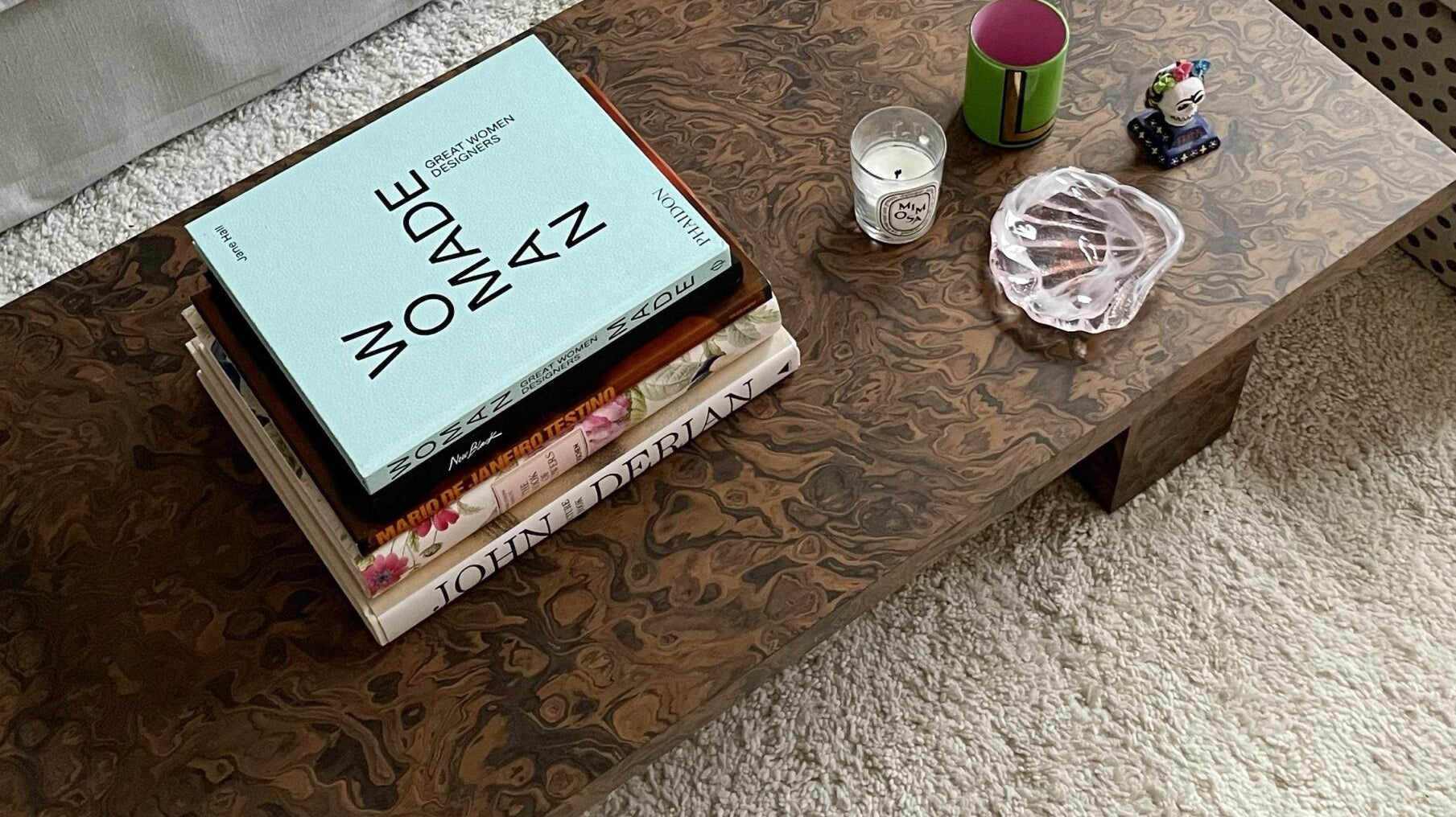 Rektangulärt soffbord med tjocka ben i valnöt