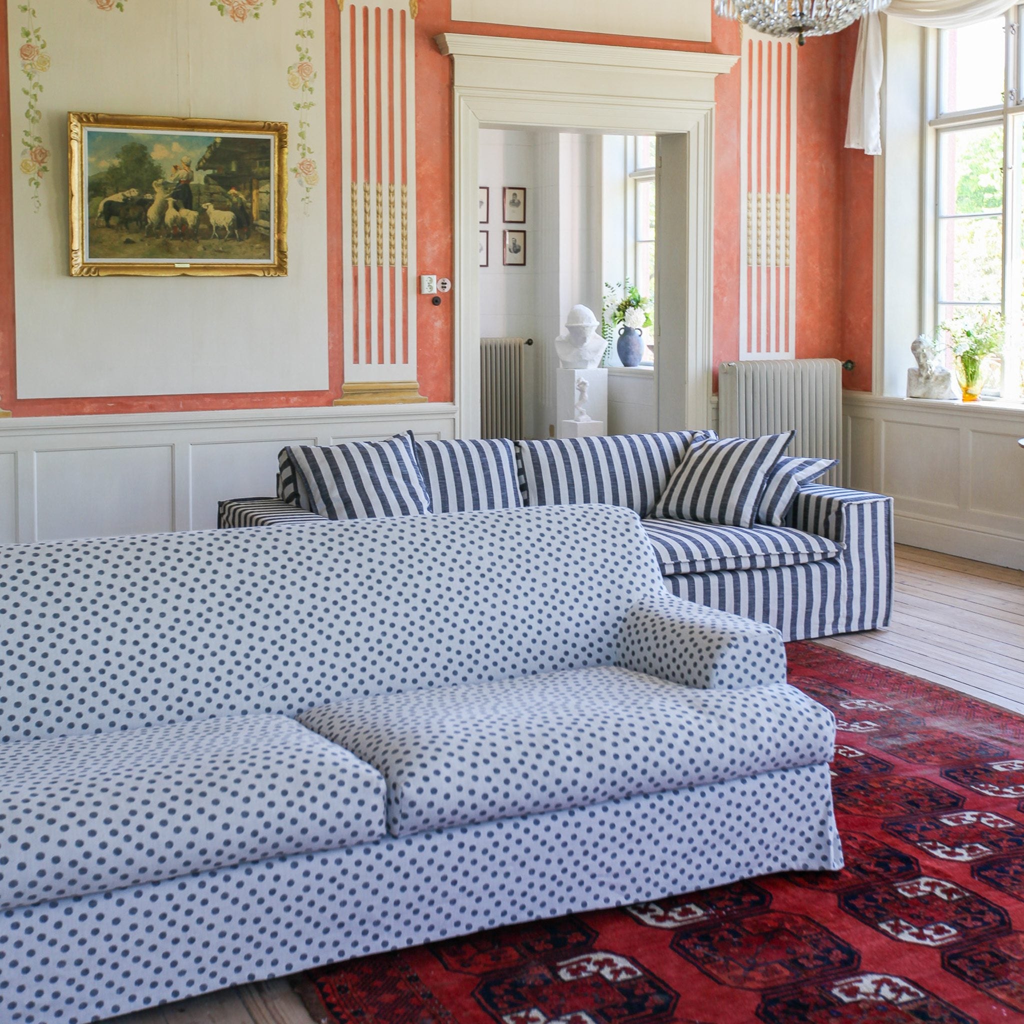 Frances 2-Sitssoffa Prickig. Frances är vårt nyaste tillskott familjen, en vacker soffa i linne med lekfull, elegant design i vårt signaturmönster med svarta prickar.