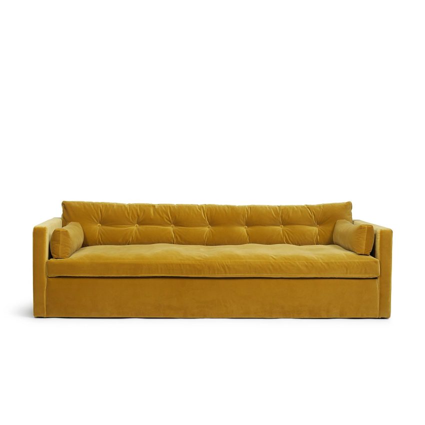 Dahlia Grande 3-Sitssoffa Amber är en djup och bekväm soffa i mörkgul sammet från Melimeli