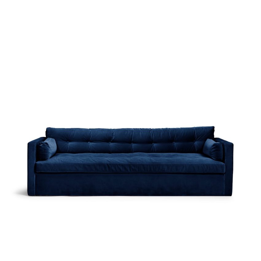Dahlia Original 3-seters sofa Deep Blue er en dyp og komfortabel sofa i mørkeblå fløyel fra Melimeli