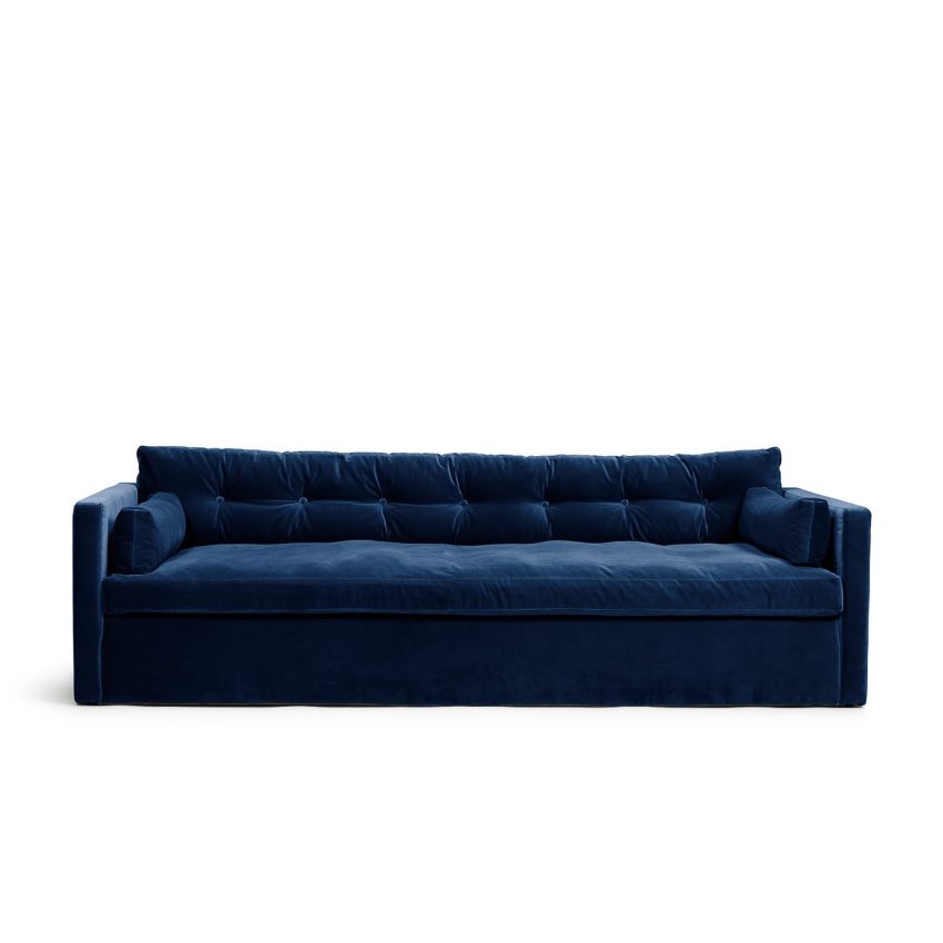 Dahlia Grande 3-seters sofa Deep Blue er en dyp og komfortabel sofa i mørkeblå fløyel fra Melimeli