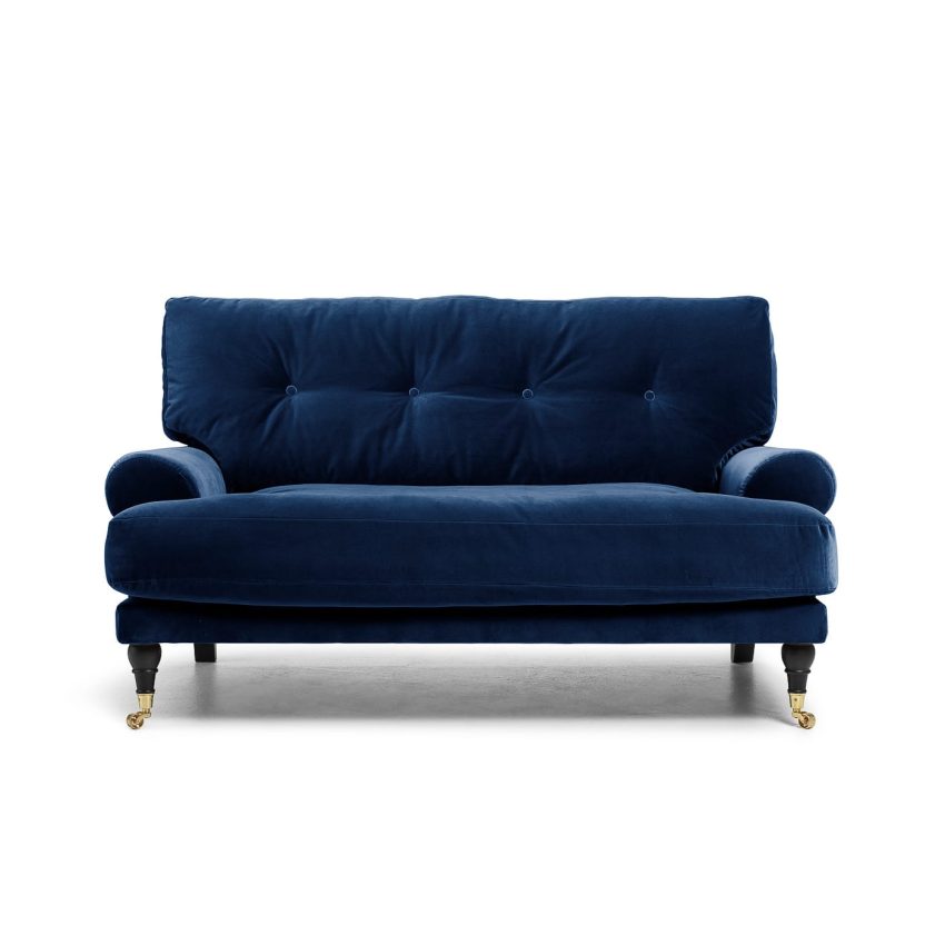 Blanca Love Seat Deep Blue er en liten Howard sofa i mørkeblå fløyel fra Melimeli