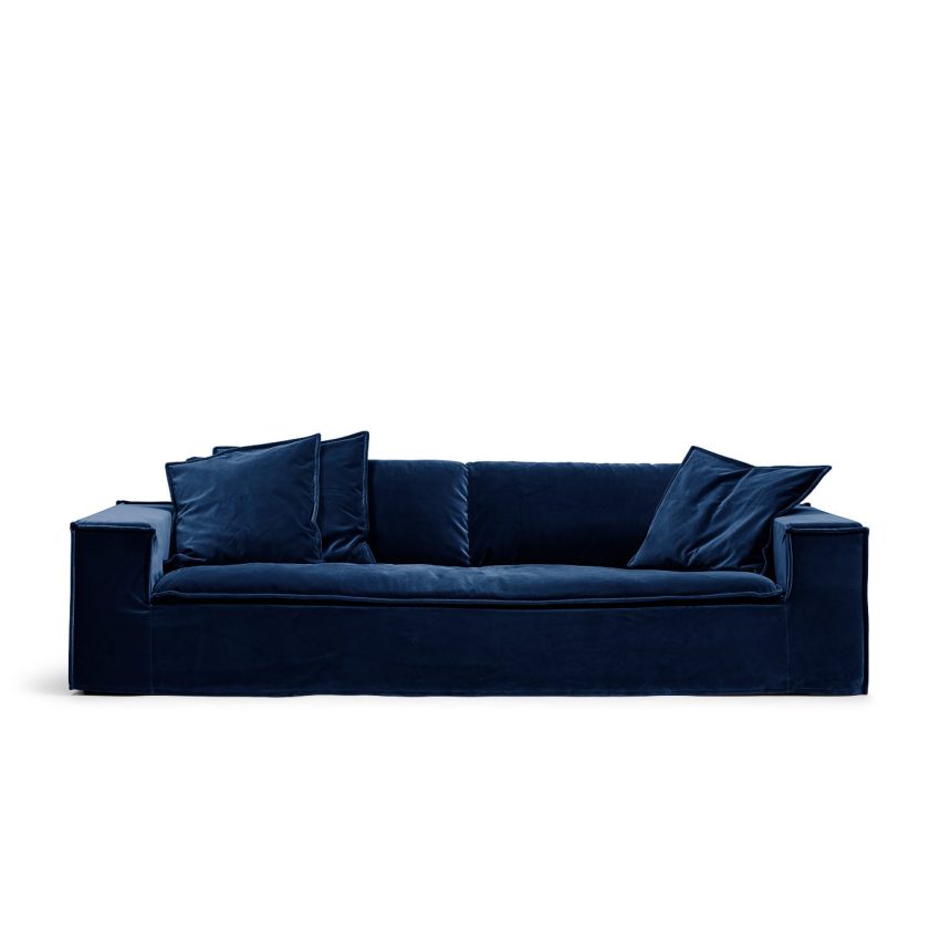 Luca Grande 3-seters sofa Deep Blue er en mørkeblå fløyelssofa fra MELIMELI