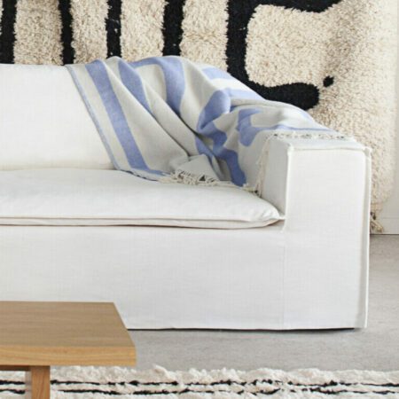 Luca Grande 3-Sitssoffa True White är en djup och bekväm soffa i vit linne från Melimeli