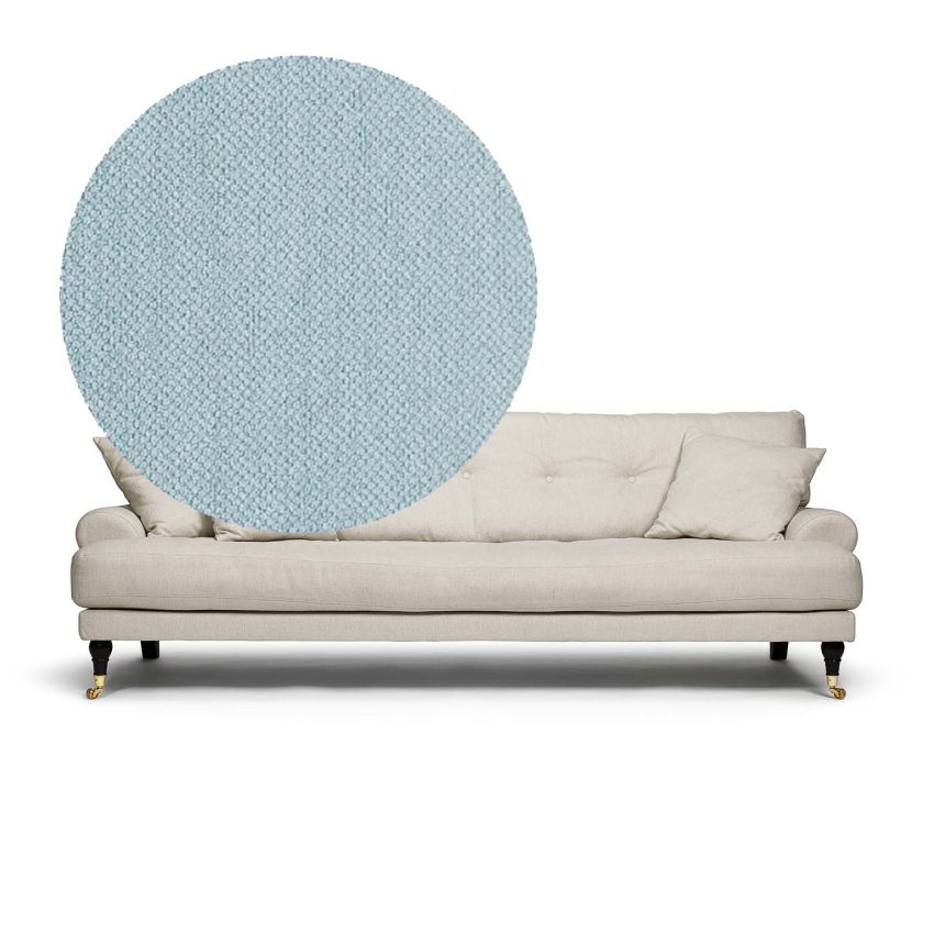Blanca 3-Sitssoffa Baby Blue är en liten soffa i ljusblå chenille från Melimeli