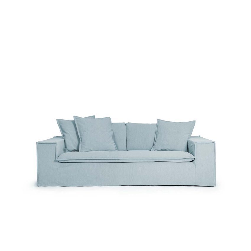 Luca 2-Sitssoffa Baby Blue är en ljusblå soffa i chenille från Melimeli