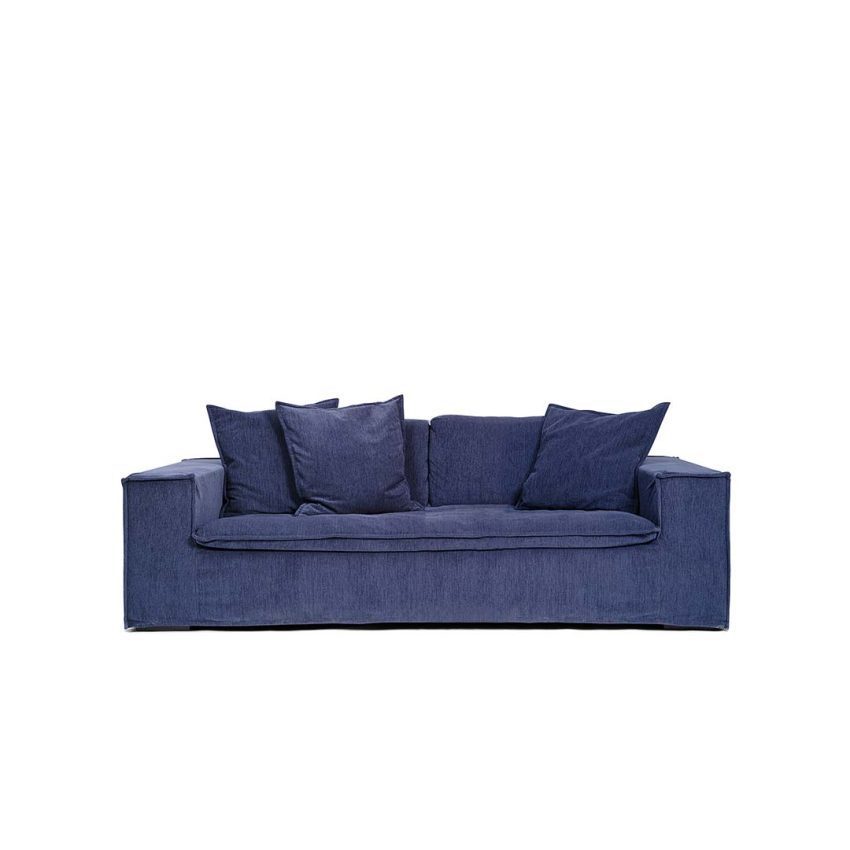 Luca 2-Sitssoffa Baby Blue är en mörkblå soffa i chenille från Melimeli