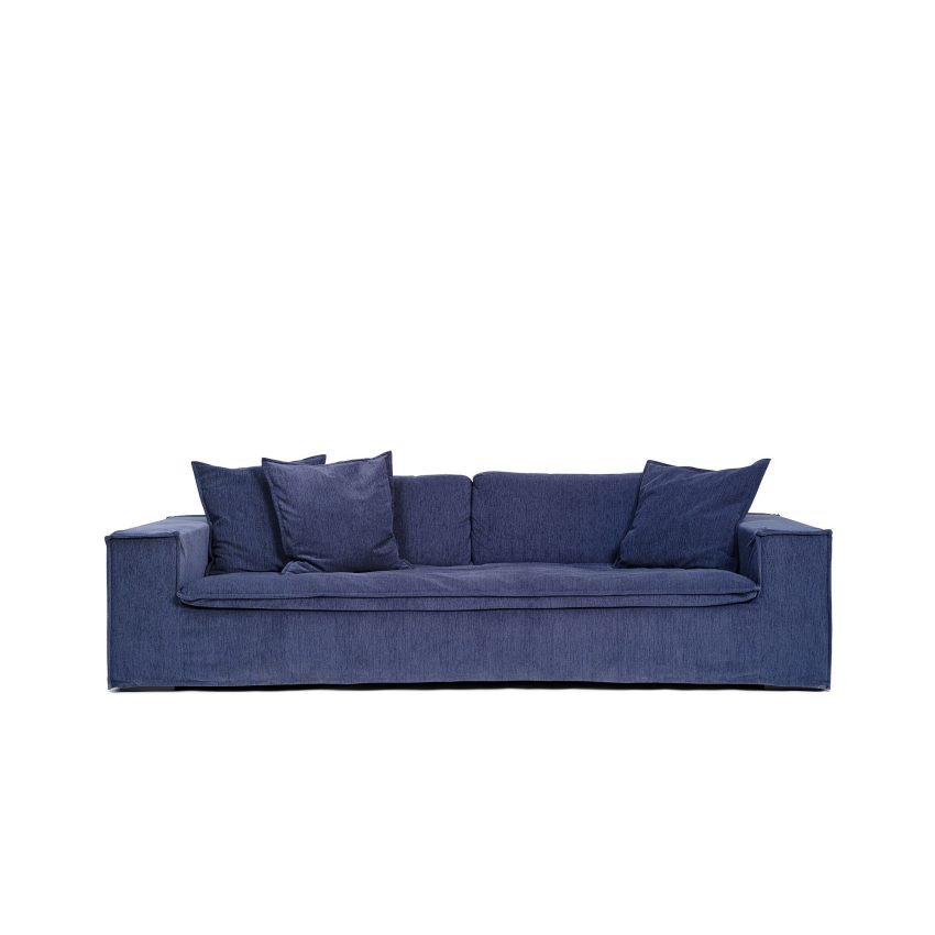 Luca 3-Sitssoffa Midnight är en mörkblå soffa i chenille från Melimeli