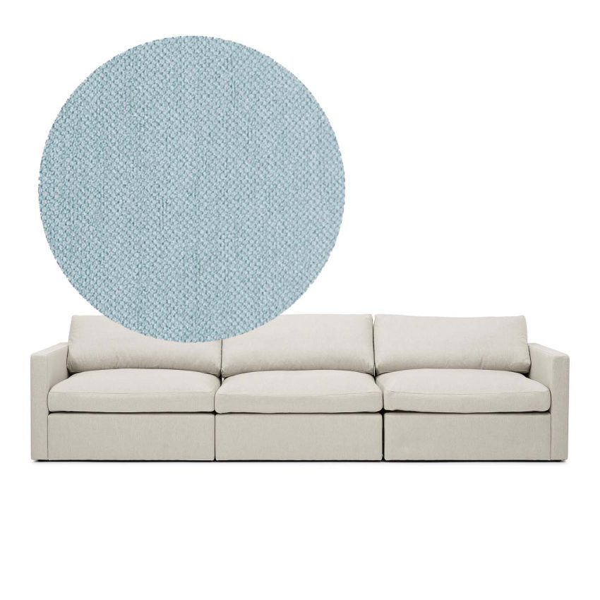Lucie 3-Sitssoffa Baby Blue är en rymlig soffa i ljusblå chenille från Melimeli