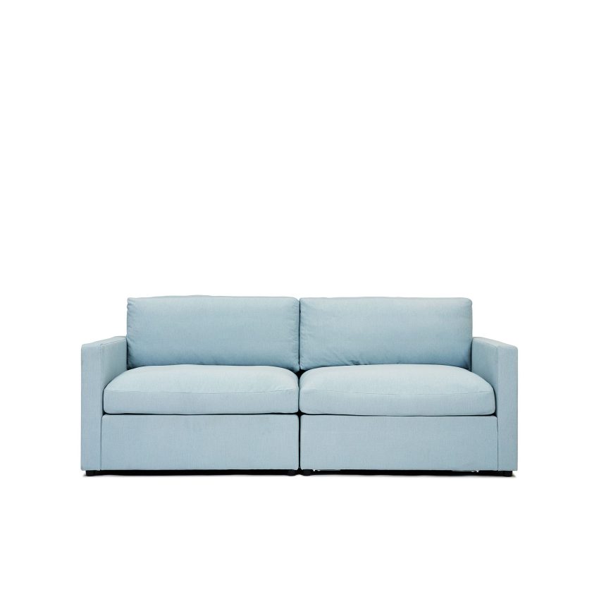 Lucie Grande 2-seters sofa Baby Blue er en modulsofa i lyseblå chenille fra Melimeli