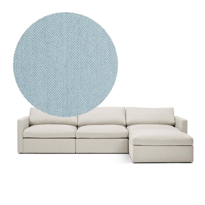 Lucie 3-seters sofa (med fotskammel) Baby Blue er en romslig sofa i lyseblå chenille fra Melimeli