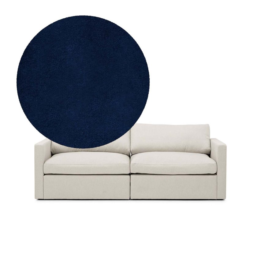 Lucie 2-seters sofa Deep Blue er en romslig sofa i blå fløyel fra Melimeli