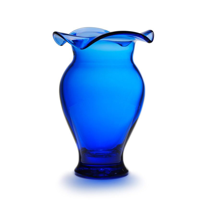 Vas Fiore Blå är en handblåst glasvas från Melimeli. Tillverkad av Reijmyre