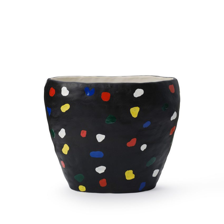 Vase Tulip Black er en håndlaget keramikkvase fra MELIMELI med mønster fra Rixo