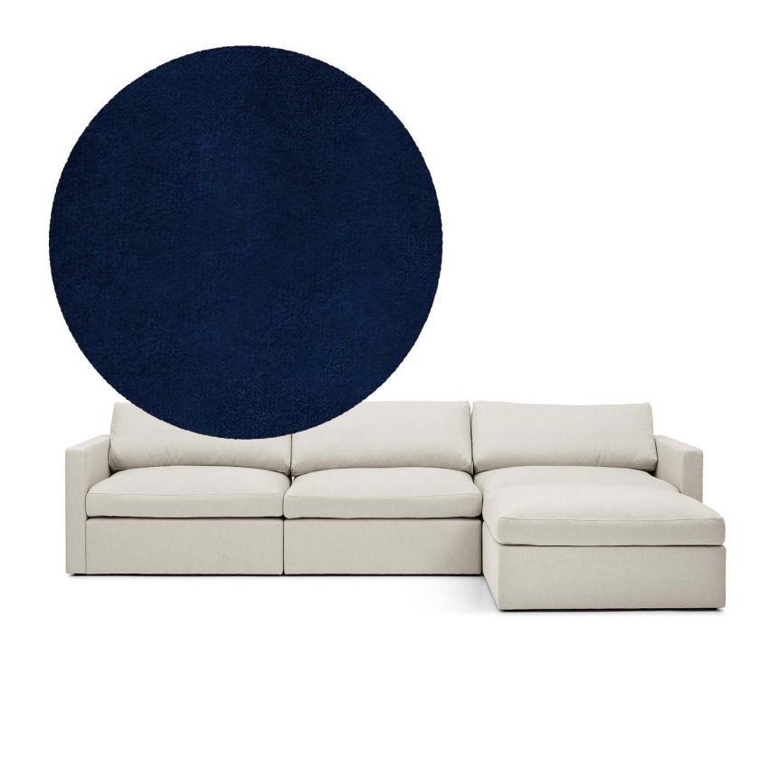 Lucie 3-seters sofa (med fotskammel) Deep Blue er en romslig sofa i mørkeblå fløyel fra Melimeli
