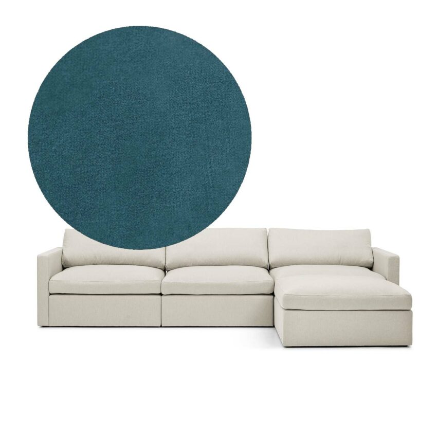 Lucie 3-seters sofa (med fotskammel) Petrol er en romslig sofa i blågrønn fløyel fra Melimeli